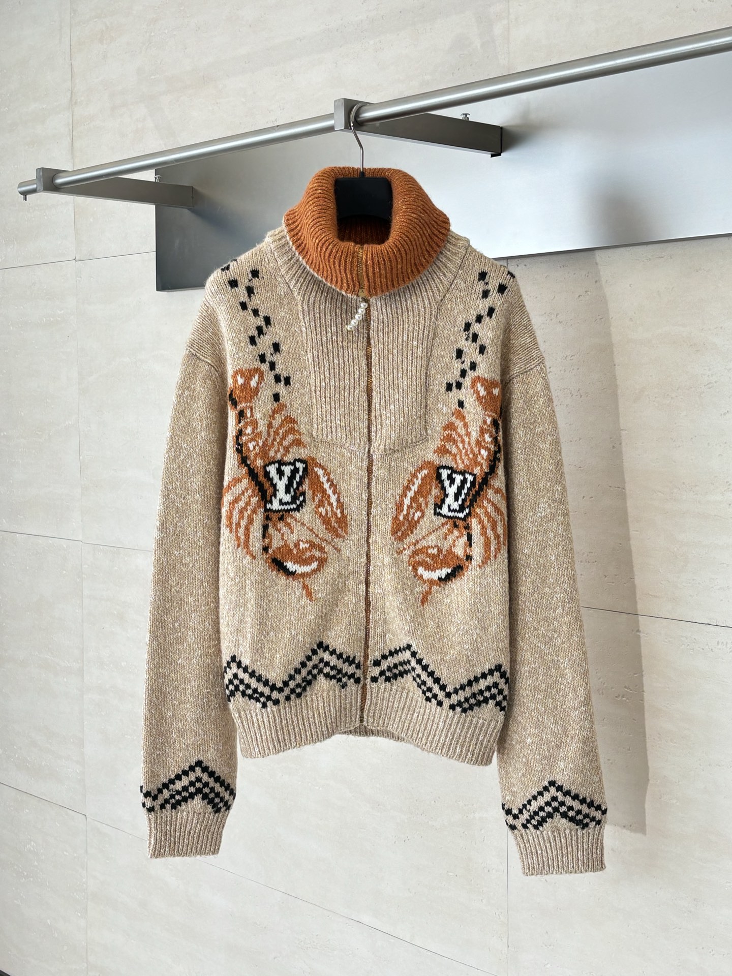 NO:530311,(Presale for 5 days) 1V/Louis Nigo co-branded lobster yarn wool knitted zipper jacket  Made of high-quality cotton-wool blend fabric, the texture is soft, comfortable and elastic. The fabric has been specially treated to present a delicate knitted texture and a smooth touch. The front is carefully designed with LV logo Koi pattern, which is realized through exquisite inlaying technology, and the pattern is three-dimensional and vivid. The back is embroidered with cherry blossoms and Japanese characters, with high-density embroidery thread, and the stitches are fine and even. The zipper is made of custom metal accessories, and each zipper head is decorated with exquisite beads. The sewing process of the whole jacket is exquisite, and all joints are reinforced by double-lines to ensure durability. The waist design is achieved through internal drawstrings, which can be adjusted freely. The neckline and cuffs are rib knitting, which is moderately elastic and not easily deformed. All patterns and decorations are strictly controlled by quality to ensure the color is firm and does not fade. SizeS/M/L/XL,,louis  vuitton,louis vuitton,jackets & coats,alexander wang19860909（预售5天） 1V/路易 Nigo联名龙虾拼纱羊毛针织拉链外套 采用优质棉毛混纺面料制成,质地柔软舒适且富有弹性.面料经过特殊处理,呈现出细腻的针织纹理,触感顺滑.正面精心设计有LV标识的锦鲤图案,通过精湛的嵌花工艺实现,图案立体生动.背面点缀着樱花和日文字样刺绣,采用高密度绣线,针脚细密均匀.拉链选用定制金属配件,每个拉链头都饰有精致的珠饰点缀.整件外套的缝制工艺考究,所有接缝处均采用双线加固,确保耐用性.束腰设计通过内部抽绳实现,可自由调节松紧度.领口和袖口采用罗纹针织工艺,弹性适中不易变形.所有图案和装饰都经过严格的质量把控,确保色彩牢固不褪色. SizeS/M/L/XL,,louis vuitton,louis vuitton,jackets & coats,alexander wang,Men's clothing