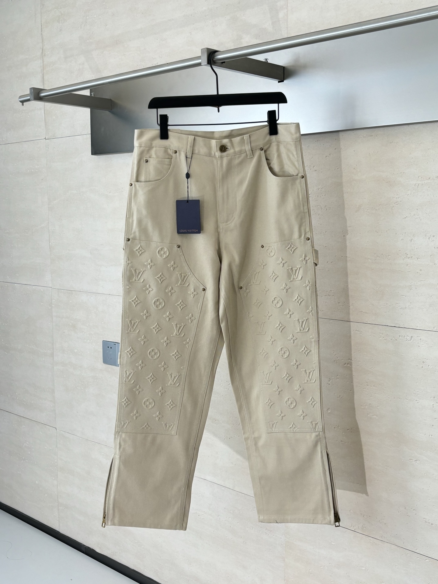 NO:531404,1V*/Louis 25 new heavy industry denim work trousers positioning cut piece splicing design, lightly used washing blue washing, classic Monogram elements embellishment, hammer fixing ring presents L and V shapes, matched with lvse leather labels, washing tannin fabric creates a loose style, seasonal sharp corner pockets with zippered trousers SizeS/M/L/XL,,louis vuitton,louis vuitton,alexander wang198609091V*/路易 25新款重工牛仔工装长裤 定位裁片拼接设计,轻微做旧水洗蓝洗水,经典Monogram元素点缀,锤子固定环呈现L和V字形状,搭配lvse皮牌标签,水洗单宁面料营造宽松版型,当季尖角口袋搭配拉链裤脚 SizeS/M/L/XL,,louis vuitton,louis vuitton,alexander wang,Men's clothing