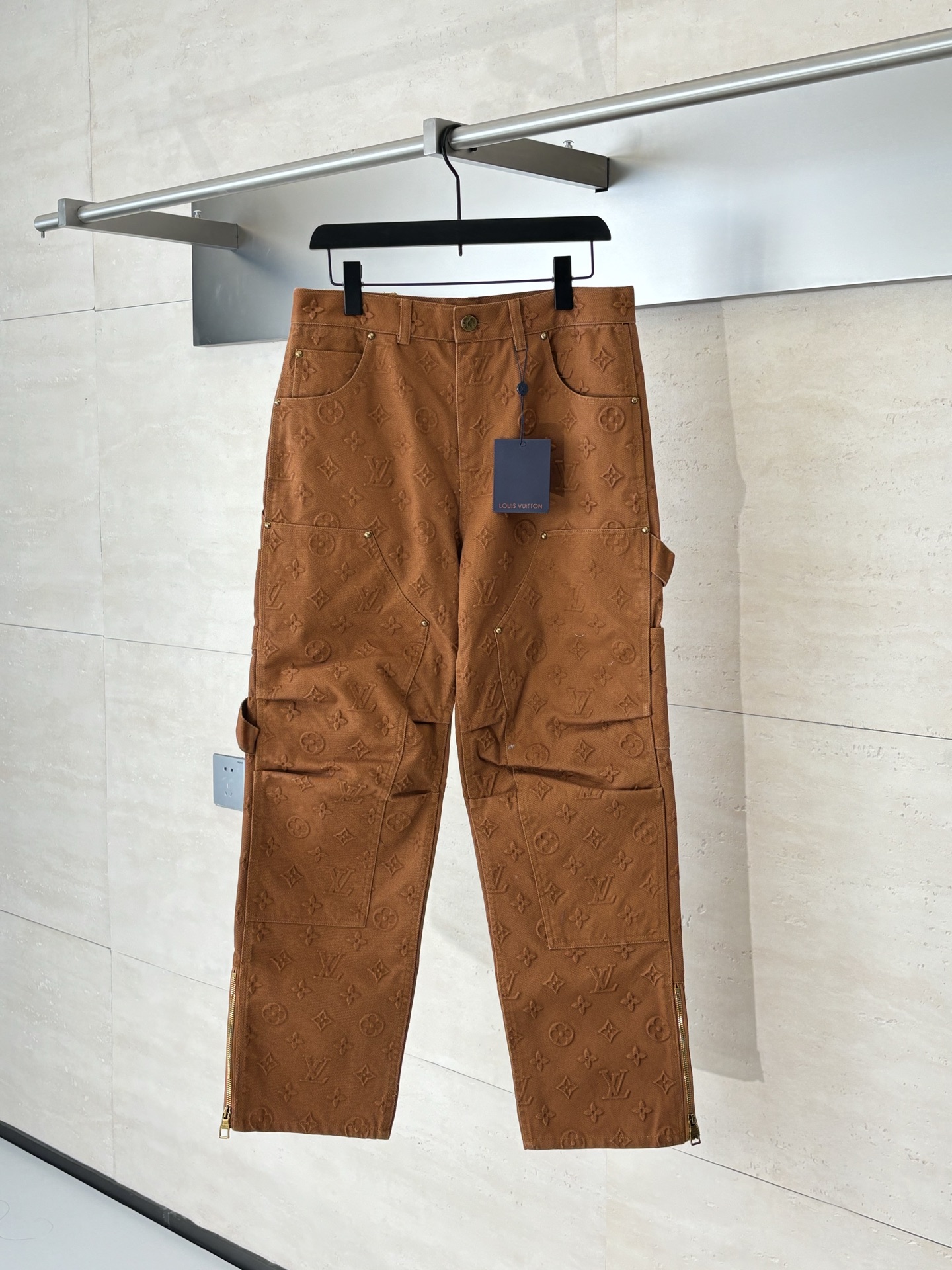 NO:530313,1V*/Louis 25 new heavy-industrial denim work trousers, full of logo pattern embossed, differentiating from other colors Positioning and cutting piece splicing design, classic Monogram elements embellishment Hammer fixing ring presents L and V shapes, matched with lvse leather labels, wash tannin fabric creates a loose style, seasonal sharp corner pockets with zippered trousers SizeS/M/L/XL,,louis vuitton,louis vuitton,alexander wang198609091V*/路易 25新款重工牛仔工装长裤 满身logo花纹压花,区别其他颜色 定位裁片拼接设计,经典Monogram元素点缀 锤子固定环呈现L和V字形状,搭配lvse皮牌标签 水洗单宁面料营造宽松版型,当季尖角口袋搭配拉链裤脚 SizeS/M/L/XL,,louis vuitton,louis vuitton,alexander wang,Men's clothing