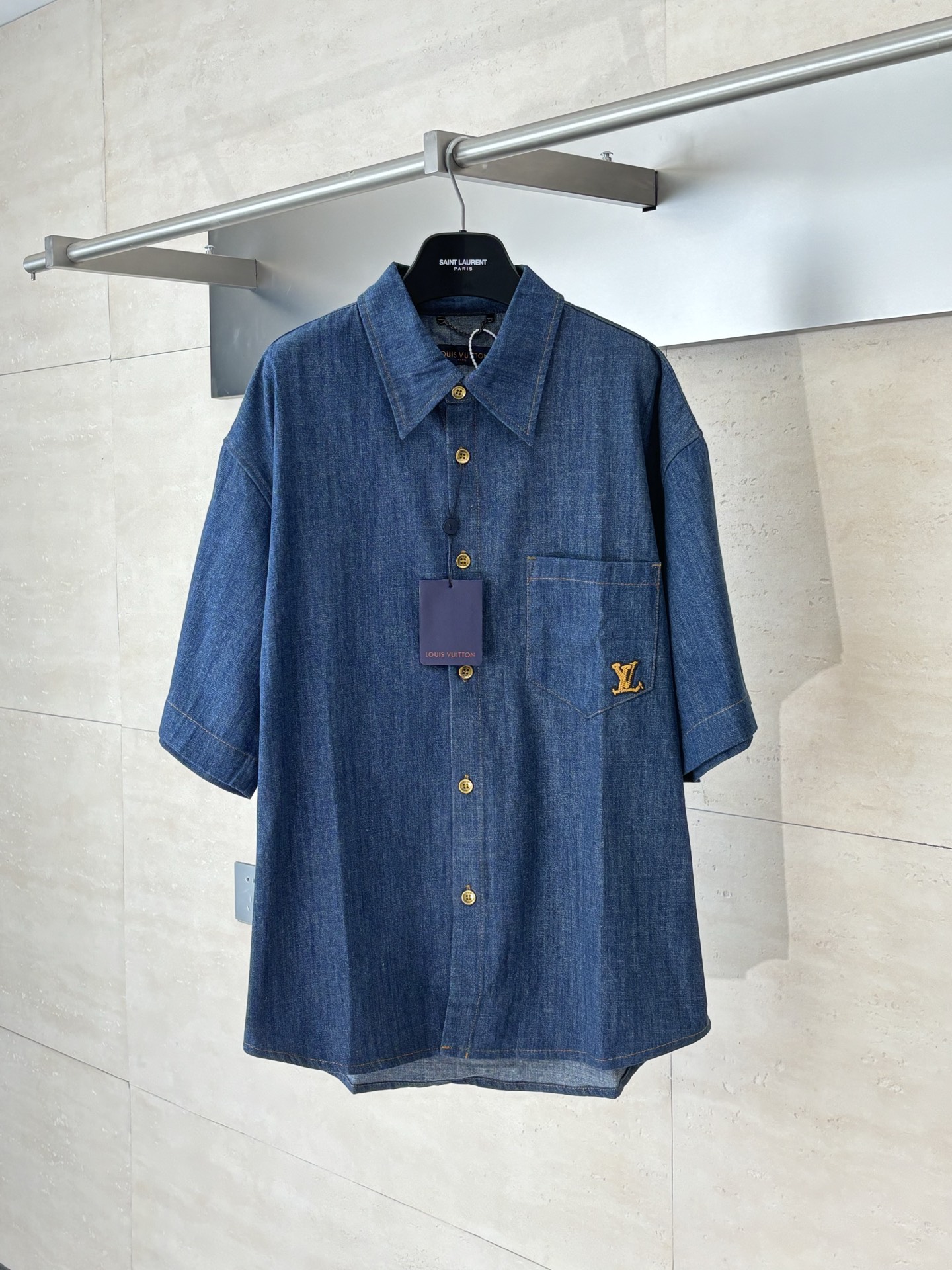 NO:530319,1V/Louis 25 new rope embroidered denim short-sleeved jacket uses custom cotton fabric, the western aesthetics of autumn and winter fashion show, integrating the classic silhouette with lasso style Ros embroidered patches, can be matched with the same shorts to create an elegant look, the back pocket presents an embroidered rope effect patches, the rear collar presents an embroidered rope effect patches, customized accessories, three standards, the same style for men and women SizeS/M/L/XL,,louis vuitton, shorts, jackets & coats, T-shirt, alexander wang198609091V/路易 25新款绳索刺绣牛仔短袖外套 采用定制棉质面料,秋冬时装秀的西部美学,为经典廓形融入套索风格Ros 刺绣贴饰,可搭配同款短裤打造闲雅造型,后袋呈现刺绣绳索效果贴饰,后领口呈现刺绣绳索效果贴饰,定制辅料,三标齐全,男女同款 SizeS/M/L/XL,,louis vuitton,shorts,jackets & coats,T-shirt,alexander wang,Men's clothing