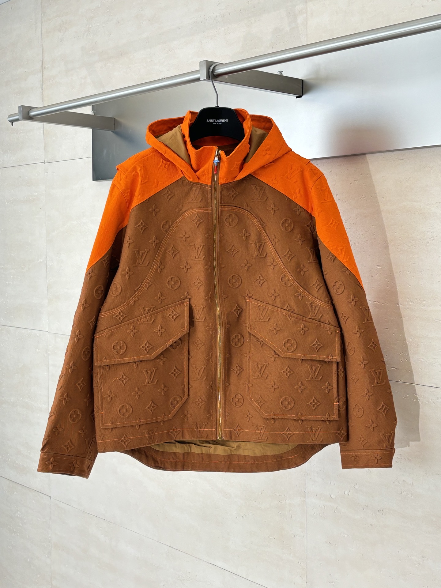 NO:530316,1V */Louis 25 autumn and winter new cut piece spliced ​​embossed jacket Monogram tooling denim jacket, heavy industry full body logo embossed tooling design style pocket, brand new different orange contrast color SizeS/M/L/XL,,louis vuitton,jackets & coats,jackets & coats,alexander wang198609091V */路易 25秋冬新款裁片拼接压花外套 Monogram 工装牛仔夹克,重工款全身logo压纹 工装设计风格口袋,全新不同橙色撞色 SizeS/M/L/XL,,louis vuitton,jackets & coats,jackets & coats,alexander wang,Men's clothing