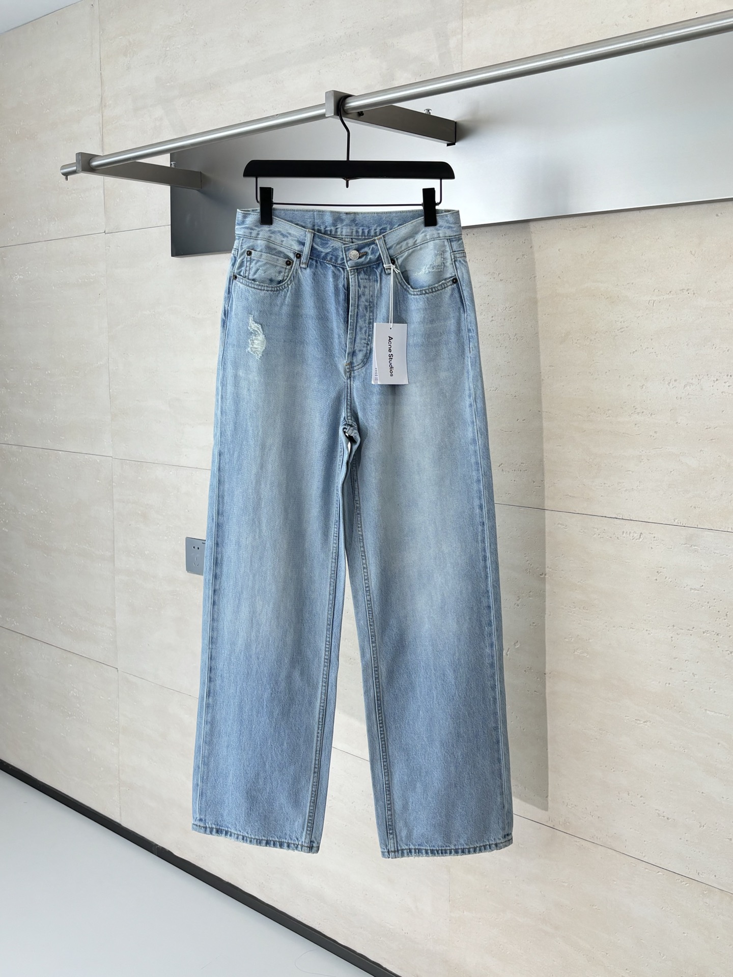 NO:530305,Acne Studio*/25SS new model, basic ripped washing jeans. If you are good at wearing it, you don’t have to choose the body. There are no restrictions on matching. You can set off your items to show your style and posture~ For its practical wear, you have to give a thumbs up. The style/detail design is not to be chosen, and whoever wears it looks good. This model really has to modify the leg shape more than you imagined. The overall size is mainly comfortable. The trouser legs are just right, making them look slimmer and straight, and easily wear them all over the screen, and the lengthening and proportional aura is fully opened!  You can match any style of items, match with various knits, so you don’t have to worry about matching on your daily trip Size42/44/46/48,,acne studios,dior,jeans,alexander wang19860909Acne Studio*/25SS新款 基础破洞洗水牛仔裤 好穿不挑身材在搭配上没有太多的限制 随意简洁的衬托单品,来展现自己的风格姿态～ 对于它的实穿性不得不竖起一个大拇指了,版型／细节设计没得挑,谁穿谁好看.这款真的要比你想象中更加修饰腿型,整体以舒适为主,裤腿大小做的恰到好处,显瘦显腿直,轻松穿出满屏的大长腿,拉长比例气场全开！ 可以百搭任何风格的单品,搭配各种／,针织都可,日常外出不必再为搭配而烦恼了 Size42/44/46/48,,acne studios,dior,jeans,alexander wang,Men's clothing