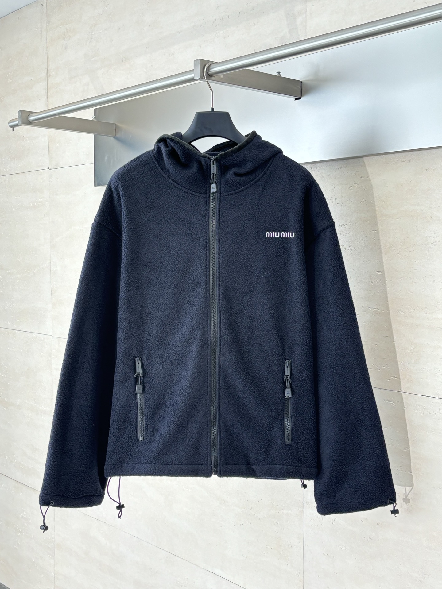 NO:530308,Miu Mi*/Miao Miu 25 new drawstring fleece zipper hooded jacket, single series, contrasting letter embroidery decoration, full of high-end feeling, classic tailoring, loose large version, practical and versatile, lengthening the body proportions, strength to cover the flesh and make you look slimming!  Eternal classics are absolutely not to be missed SizeS/M/L,,miumiu,jackets & coats,hats,alexander wang19860909Miu Mi*/缪缪 25新款抽绳摇粒绒拉链连帽外套 爆单系列款 撞色字母刺绣装饰 满满的高级感 经典剪裁 宽松大版 实用百搭 拉长身材比例 实力遮肉显瘦！永恒经典是绝对不可错过的 SizeS/M/L,,miumiu,jackets & coats,hats,alexander wang,Men's clothing