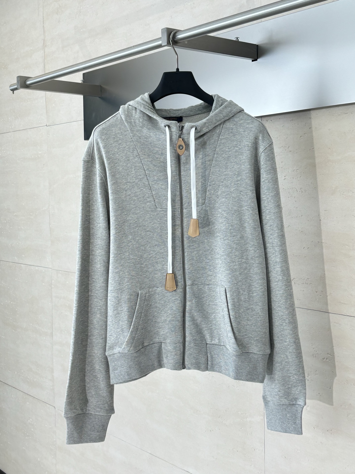 NO:530302,1V/Louis 25FW autumn and winter new leather drawstring hooded zipper sweatshirt Customized YB imported cotton-efficient material Soft and skin-friendly, not easy to deform and pill after washing for a long time, full texture The chest is decorated with contour lines, which echoes each other with the plaid leather buckle, and is symmetrical pocket-sized pocket-sculpting to add layered styling The sleeves are decorated with iconic letter logos on the outside to highlight the brand tone Face and auxiliary materials development Hooded zipper cut Can be matched with the same series Details echo up and down Complete sets are simple and high-end SizeS/M/L/XL,,louis vuitton,hoodie,sweatshirts,hats,alexander wang198609091V/路易 25FW秋冬新款皮革抽绳连帽拉链卫衣 定制YB进口棉纶材质 柔软亲肤 久洗不易变形起球 质感十足 胸前饰以轮廓线装点 与开襟皮扣相互呼应 配合对称插兜口袋造型设计 增添造型层次感 袖子外侧融入标志性字母徽标点缀装饰 彰显品牌调性 面辅料开发 连帽拉链剪裁 可搭配同系列 细节上下呼应 成套搭配简约高级 SizeS/M/L/XL,,louis vuitton,hoodie,sweatshirts,hats,alexander wang,Men's clothing