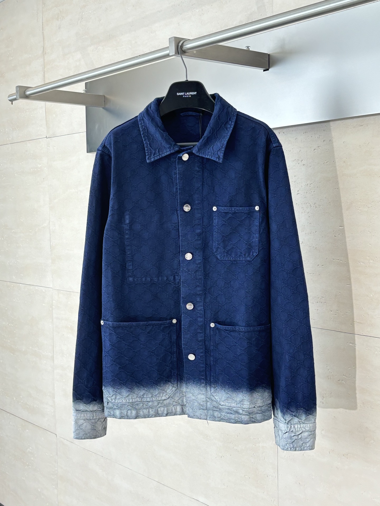 NO:530326,Gucc*/Gucc Dark pattern double G jacquard lapel denim jacket Imported jacquard denim material, comfortable texture, crisp and stylish Enzyme washing technology, presents a retro color rubbing feeling Based on the classic denim style, incorporates the brand's iconic design language. Gradient dyeing technology uses a transition from deep to light color to give a unique visual level of the item The surface is decorated with brand-specific texture, highlighting high-end texture and recognition SizeS/M/L/XL,,gucci,gucci,jackets & coats,alexander wang19860909Gucc*/古驰 暗纹双G提花翻领牛仔外套 进口提花牛仔材质,质感舒适,挺括有型 酵素水洗工艺,呈现复古擦色感 以经典牛仔版型为基础,融入品牌标志性设计语言 采用渐变染色工艺,从深至浅的色彩过渡 赋予单品独特视觉层次 表面饰有品牌专属纹理,彰显高端质感与辨识度 SizeS/M/L/XL,,gucci,gucci,jackets & coats,alexander wang,Men's clothing