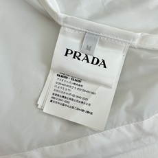 Prad*/普拉达 纯色功能性尼龙拉链夹克定制雅韵轻坚再生尼龙绸 轻盈如羽 舒适贴肤 以一袭纯净之白 Prad*/普拉达 纯色功能性尼龙拉链夹克定制雅韵轻坚再生尼龙绸 轻盈如羽 舒适贴肤 以一袭纯净之白
