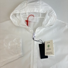 Prad*/普拉达 纯色功能性尼龙拉链夹克定制雅韵轻坚再生尼龙绸 轻盈如羽 舒适贴肤 以一袭纯净之白 Prad*/普拉达 纯色功能性尼龙拉链夹克定制雅韵轻坚再生尼龙绸 轻盈如羽 舒适贴肤 以一袭纯净之白