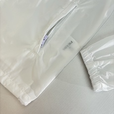 Prad*/普拉达 纯色功能性尼龙拉链夹克定制雅韵轻坚再生尼龙绸 轻盈如羽 舒适贴肤 以一袭纯净之白 Prad*/普拉达 纯色功能性尼龙拉链夹克定制雅韵轻坚再生尼龙绸 轻盈如羽 舒适贴肤 以一袭纯净之白
