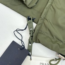 Prad*/普拉达 纯色功能性尼龙拉链夹克定制雅韵轻坚再生尼龙绸 轻盈如羽 舒适贴肤 以一袭纯净之白 Prad*/普拉达 纯色功能性尼龙拉链夹克定制雅韵轻坚再生尼龙绸 轻盈如羽 舒适贴肤 以一袭纯净之白