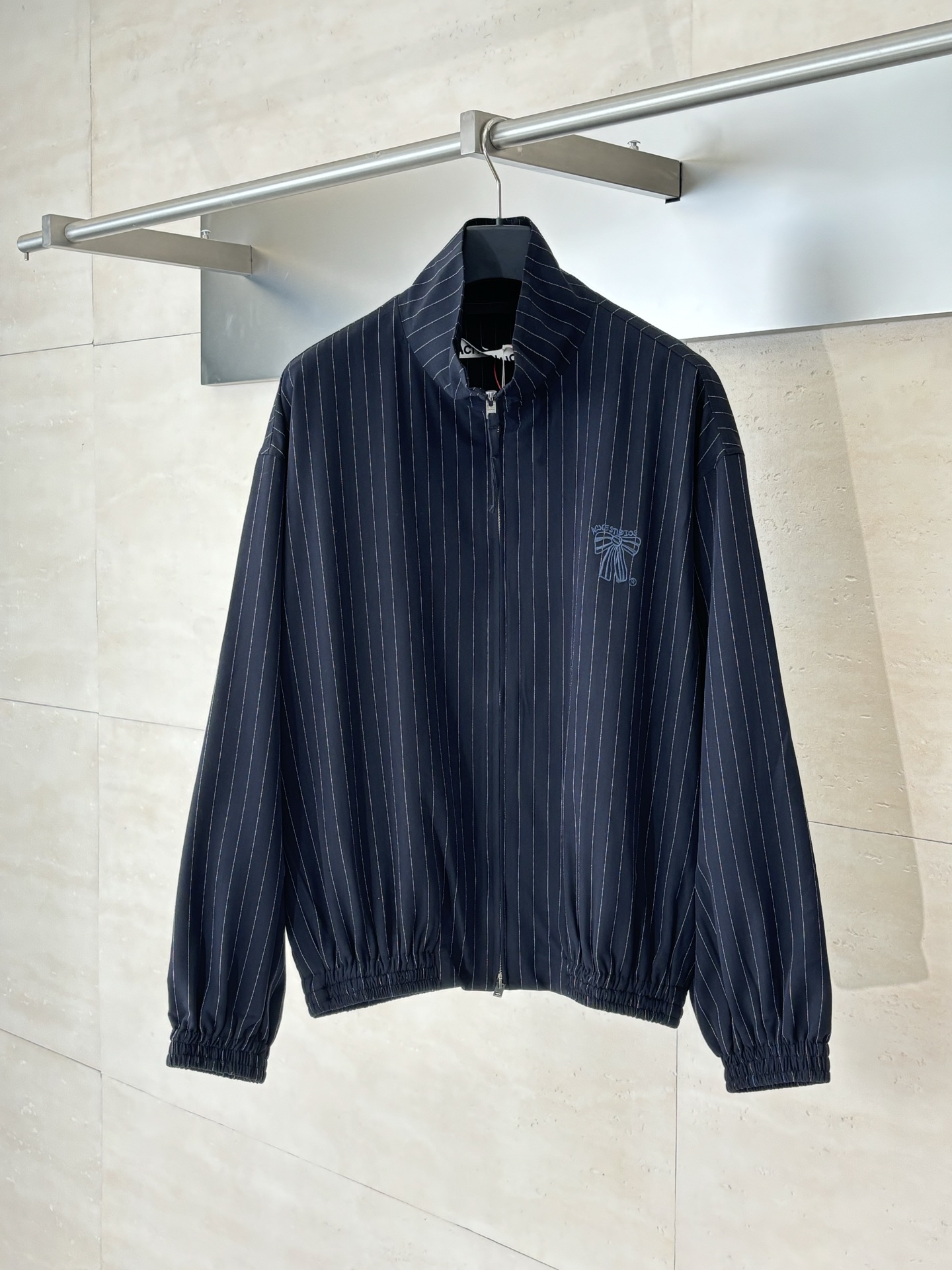 NO:530324,Acne Studio* Bow Striped Jacket Customized fine striped luxurious fabrics and Acne Studios Silk Jacquard Lip Silky and delicate Comfortable skin as smooth as silk The main color of navy blue Elegant mapping Retro atmosphere The pinstriped design is a perfect tribute to retro sports They are arranged in an orderly manner along the outline of the jacket, and the seasonal bow embroidery on the chest injects the soul into the jacket. The delicate needlework makes the bows seem to flap their wings at any time The zipper design is simple and generous, elegant and calm, perfect interpretation of the fashionable and sweet style Size44/46/48/50,,acne studios,dior,jackets & coats,alexander wang19860909Acne Studio* 蝴蝶结条纹夹克 定制细韵条纹华贵织料以及Acne Studios 人丝提花里布 柔滑细腻 舒适贴肤 如丝绸般顺滑 以藏蓝色为主色调 优雅映射 复古气息 细条纹设计是对复古运动的完美致敬 它们沿着夹克的轮廓有序排列 而胸前那当季的蝴蝶结刺绣为夹克注入灵魂 细腻的针法让蝴蝶结仿佛随时都会振翅飞舞 拉链的设计简洁大方 优雅举止 从容不迫 完美演绎了时尚甜酷风 Size44/46/48/50,,acne studios,dior,jackets & coats,alexander wang,Men's clothing