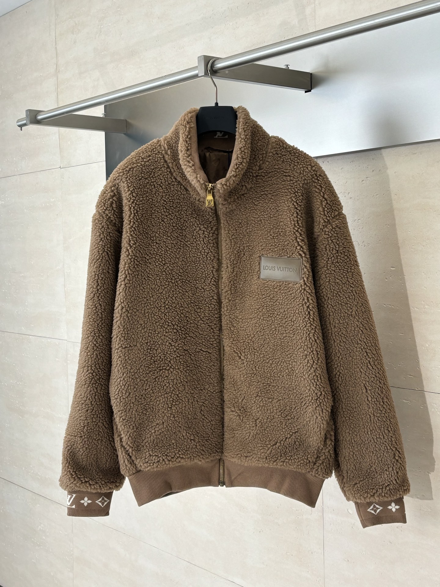 NO:530332,1V/Louis Suede Teddy waist jacket The cuffs and inner collar are in contrasting colors Monogram jacquard pattern lining, and the Louis Vuitton logo is imprinted on the chest genuine leather patch. The technology fabric lining is laid with full Monogram pattern, which can be used as an exterior to control the cold season. It can easily integrate leisure and modern shapes. It can create an elegant stacking choice for the cold season. The best choice for the cold season. SizeS/M/L/XL,,louis vuitton,jackets & coats,alexander wang198609091V/路易 绒面泰迪束腰夹克 袖口和内领融入撞色 Monogram 提花织纹里布,再于胸前真皮革贴饰压印路易威登标识.科技面料内衬铺陈全幅 Monogram 图案,可作为外搭驾驭寒冷时节.可轻松融入闲适及摩登造型.成就寒冷时节的雅致叠搭选择.寒冷时节佳选. SizeS/M/L/XL,,louis vuitton,jackets & coats,alexander wang,Men's clothing