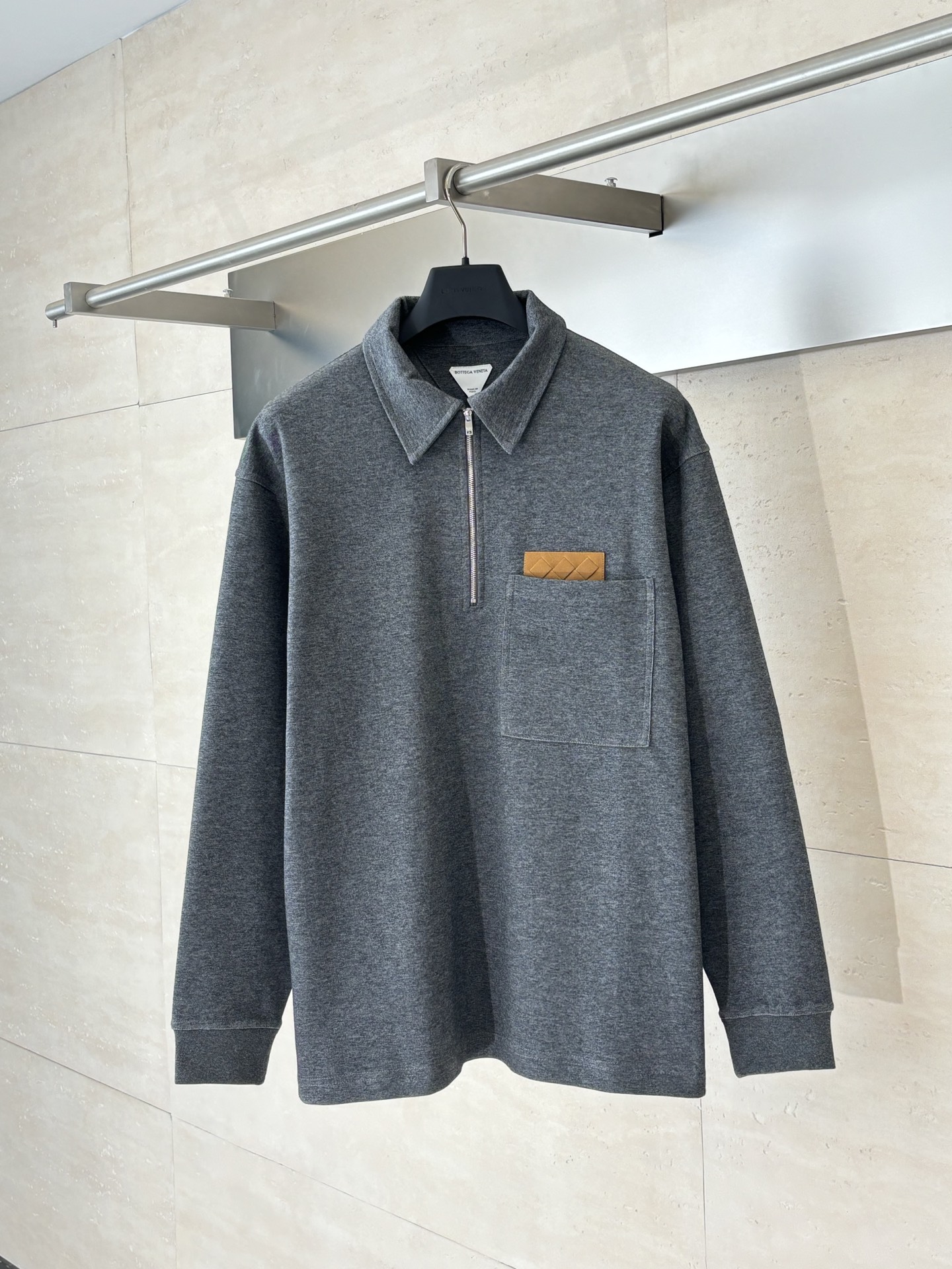 NO:530320,Bottega Veaet*/BV diamond-shaped lapel semi-zippered PoLo collar long sleeves Original 28, purchased; cotton double-sided fabric, washable woven suede front patch, semi-pull lapel shirt style, full set of auxiliary materials are equipped with 32S double-sided fine cotton fabric, 330g; matched with 21S double-yarn 1*1 rib, 360g. Combed cotton-polyester blended yarn, the yarn fineness is medium thicker than conventional lines, giving the fabric a stronger skeleton feel and crispness. Double-sided process knitting, front and back are smooth longitudinal patterns, no curling, and the thickness and density are higher than ordinary jersey knitted fabrics. The fabric has a strong drape and is not easy to float for contour cutting. SizeXS/S/M/L,,bottega veneta,bottega veneta,shirts,alexander  wang19860909Bottega Veaet*/BV菱格皮翻领半拉链PoLo领长袖 原28,购买；棉质双面面料、可水洗编织绒面革正面贴饰、半拉翻领衬衫版型、全套辅料配备 采用32S双面精棉面料,330g；搭配21S双纱1*1罗纹,360g.精梳棉涤混纺纱处理,纱线细度中等比常规纹路更粗狂,赋予面料更强的骨架感和挺括度.双面工艺处理编织,正反面均为平滑的纵向纹路,无卷边性,厚度和密实度高于普通平纹针织布.面料处理垂坠感强,不易飘浮适合廓形剪裁. SizeXS/S/M/L,,bottega veneta,bottega veneta,shirts,alexander wang,Men's clothing