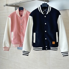 1V/路易 FW25 Nigo系列拼皮珍珠扣皮革镶边前袋饰棒球束腰棒球服夹克 本款棒球束腰夹克为胸前丝绒 1V/路易 FW25 Nigo系列拼皮珍珠扣皮革镶边前袋饰棒球束腰棒球服夹克 本款棒球束腰夹克为胸前丝绒