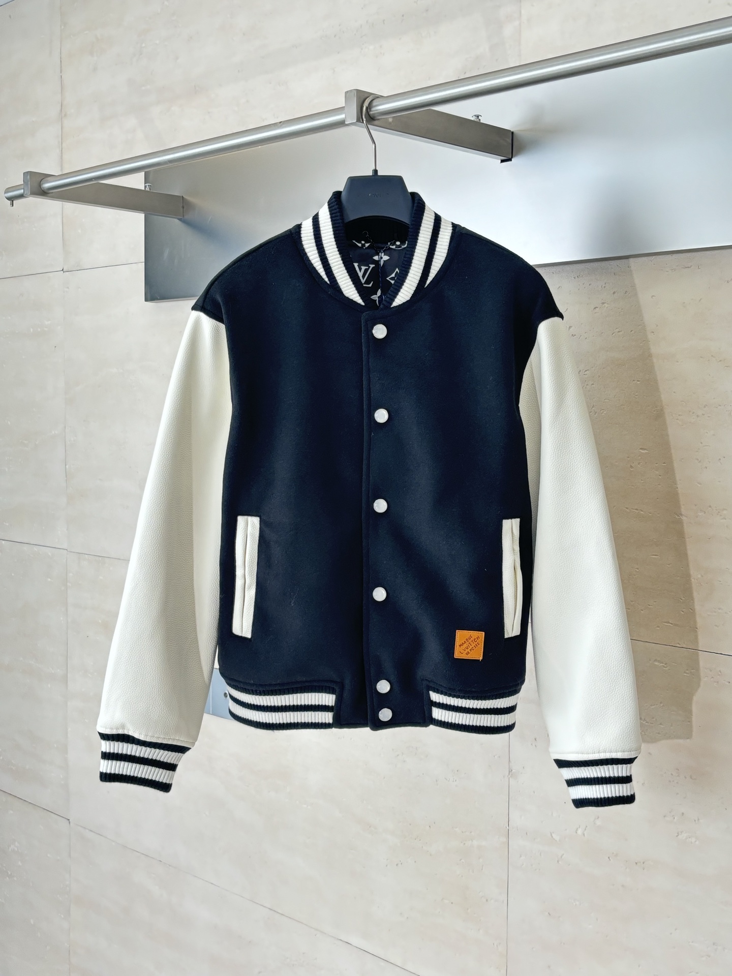 1V/路易 FW25 Nigo系列拼皮珍珠扣皮革镶边前袋饰棒球束腰棒球服夹克 本款棒球束腰夹克为胸前丝绒