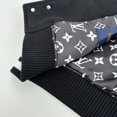 1V/路易 FW25 Nigo系列拼皮珍珠扣皮革镶边前袋饰棒球束腰棒球服夹克 本款棒球束腰夹克为胸前丝绒 1V/路易 FW25 Nigo系列拼皮珍珠扣皮革镶边前袋饰棒球束腰棒球服夹克 本款棒球束腰夹克为胸前丝绒