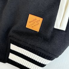 1V/路易 FW25 Nigo系列拼皮珍珠扣皮革镶边前袋饰棒球束腰棒球服夹克 本款棒球束腰夹克为胸前丝绒 1V/路易 FW25 Nigo系列拼皮珍珠扣皮革镶边前袋饰棒球束腰棒球服夹克 本款棒球束腰夹克为胸前丝绒