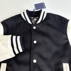 1V/路易 FW25 Nigo系列拼皮珍珠扣皮革镶边前袋饰棒球束腰棒球服夹克 本款棒球束腰夹克为胸前丝绒 1V/路易 FW25 Nigo系列拼皮珍珠扣皮革镶边前袋饰棒球束腰棒球服夹克 本款棒球束腰夹克为胸前丝绒