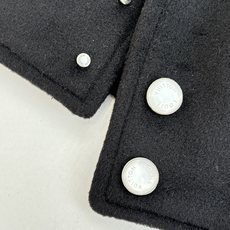 1V/路易 FW25 Nigo系列拼皮珍珠扣皮革镶边前袋饰棒球束腰棒球服夹克 本款棒球束腰夹克为胸前丝绒 1V/路易 FW25 Nigo系列拼皮珍珠扣皮革镶边前袋饰棒球束腰棒球服夹克 本款棒球束腰夹克为胸前丝绒