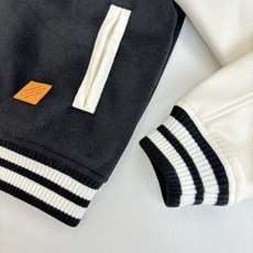 1V/路易 FW25 Nigo系列拼皮珍珠扣皮革镶边前袋饰棒球束腰棒球服夹克 本款棒球束腰夹克为胸前丝绒 1V/路易 FW25 Nigo系列拼皮珍珠扣皮革镶边前袋饰棒球束腰棒球服夹克 本款棒球束腰夹克为胸前丝绒