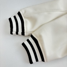 1V/路易 FW25 Nigo系列拼皮珍珠扣皮革镶边前袋饰棒球束腰棒球服夹克 本款棒球束腰夹克为胸前丝绒 1V/路易 FW25 Nigo系列拼皮珍珠扣皮革镶边前袋饰棒球束腰棒球服夹克 本款棒球束腰夹克为胸前丝绒