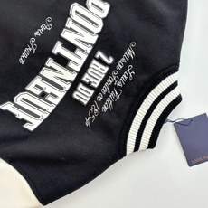 1V/路易 FW25 Nigo系列拼皮珍珠扣皮革镶边前袋饰棒球束腰棒球服夹克 本款棒球束腰夹克为胸前丝绒 1V/路易 FW25 Nigo系列拼皮珍珠扣皮革镶边前袋饰棒球束腰棒球服夹克 本款棒球束腰夹克为胸前丝绒