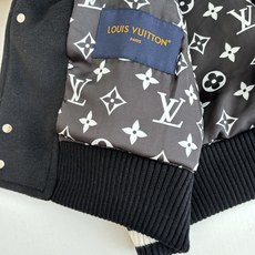 1V/路易 FW25 Nigo系列拼皮珍珠扣皮革镶边前袋饰棒球束腰棒球服夹克 本款棒球束腰夹克为胸前丝绒 1V/路易 FW25 Nigo系列拼皮珍珠扣皮革镶边前袋饰棒球束腰棒球服夹克 本款棒球束腰夹克为胸前丝绒