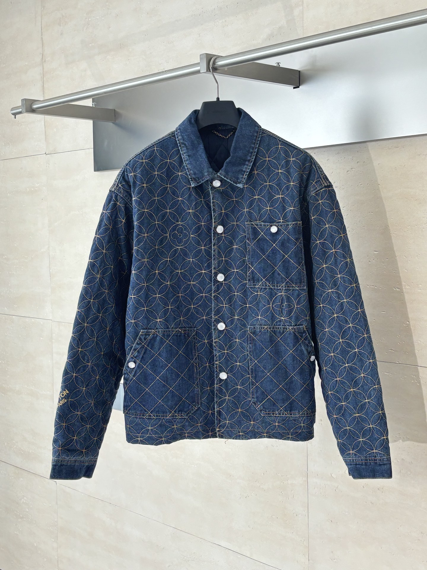 1V/路易 联名nigo靴线绣花牛仔棉服原29,600购入，nigo联名系列。定制原版斜纹全棉牛仔面料，
