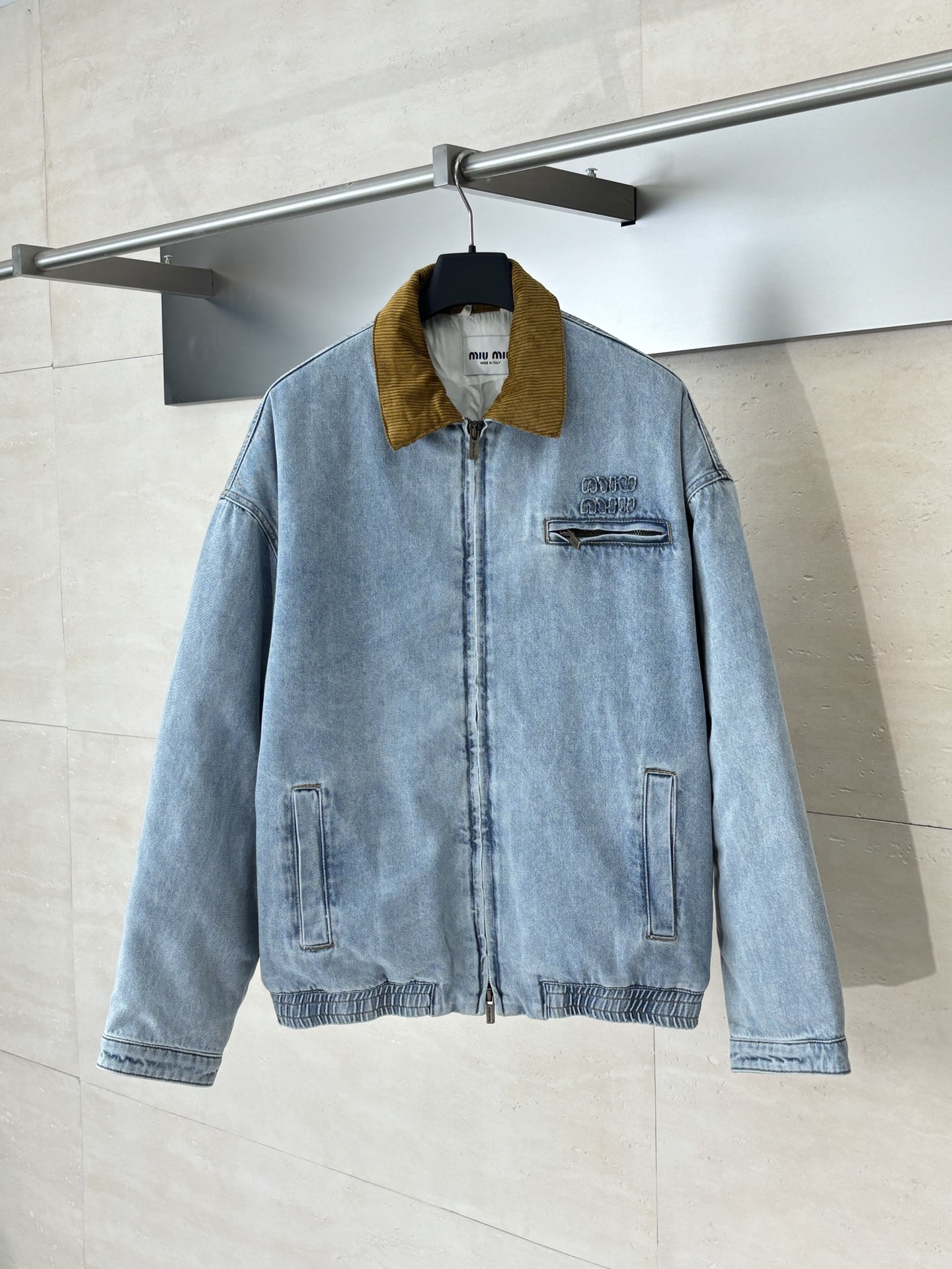 Miu Mi*/缪缪 灯芯绒领做旧牛仔棉服夹克定制日本进口12oz斜纹编织丹宁面料，纱线经环锭纺处理，保
