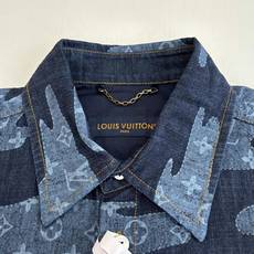 1V/路易 FW25 Nigo联名款云朵青年布短袖衬衫本款青年布令宛若云朵的 Monogram 贴饰漂浮 1V/路易 FW25 Nigo联名款云朵青年布短袖衬衫本款青年布令宛若云朵的 Monogram 贴饰漂浮