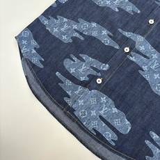 1V/路易 FW25 Nigo联名款云朵青年布短袖衬衫本款青年布令宛若云朵的 Monogram 贴饰漂浮 1V/路易 FW25 Nigo联名款云朵青年布短袖衬衫本款青年布令宛若云朵的 Monogram 贴饰漂浮