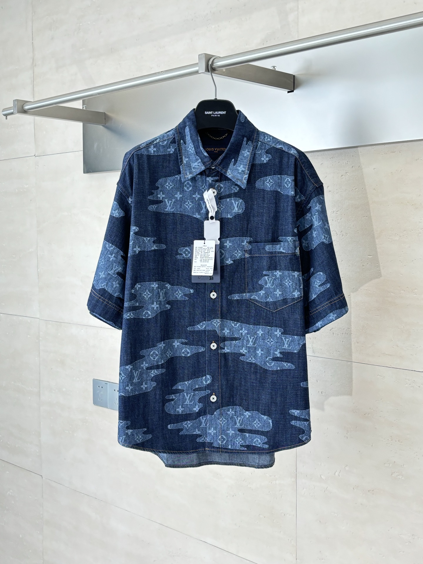 1V/路易 FW25 Nigo联名款云朵青年布短袖衬衫本款青年布令宛若云朵的 Monogram 贴饰漂浮