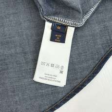 1V/路易 FW25 Nigo联名款云朵青年布短袖衬衫本款青年布令宛若云朵的 Monogram 贴饰漂浮 1V/路易 FW25 Nigo联名款云朵青年布短袖衬衫本款青年布令宛若云朵的 Monogram 贴饰漂浮