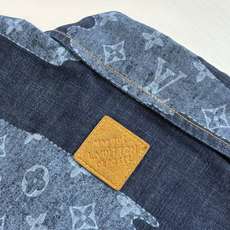 1V/路易 FW25 Nigo联名款云朵青年布短袖衬衫本款青年布令宛若云朵的 Monogram 贴饰漂浮 1V/路易 FW25 Nigo联名款云朵青年布短袖衬衫本款青年布令宛若云朵的 Monogram 贴饰漂浮