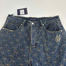 1V/路易 联名nigo靴线绣花牛仔七分裤原17,600购入,nigo联名系列。定制原版斜纹全棉牛仔面料 1V/路易 联名nigo靴线绣花牛仔七分裤原17,600购入,nigo联名系列。定制原版斜纹全棉牛仔面料