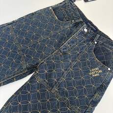1V/路易 联名nigo靴线绣花牛仔七分裤原17,600购入,nigo联名系列。定制原版斜纹全棉牛仔面料 1V/路易 联名nigo靴线绣花牛仔七分裤原17,600购入,nigo联名系列。定制原版斜纹全棉牛仔面料