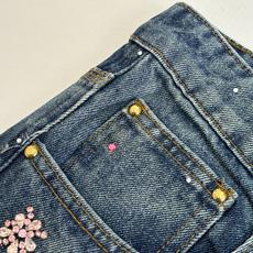 1V/路易 25FW 手工樱花水钻刺绣牛仔短裤原45500购入,由意大利进口高密度器械编织,纹路清晰,定 1V/路易 25FW 手工樱花水钻刺绣牛仔短裤原45500购入,由意大利进口高密度器械编织,纹路清晰,定