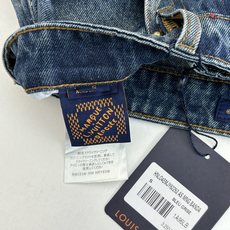 1V/路易 25FW 手工樱花水钻刺绣牛仔短裤原45500购入,由意大利进口高密度器械编织,纹路清晰,定 1V/路易 25FW 手工樱花水钻刺绣牛仔短裤原45500购入,由意大利进口高密度器械编织,纹路清晰,定