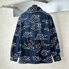 1V/路易 SS25 云朵提花牛仔套装夹克外套本款工装束腰为轻盈水洗丹宁布融入优雅弧形衣领,以拼缝效果 1V/路易 SS25 云朵提花牛仔套装夹克外套本款工装束腰为轻盈水洗丹宁布融入优雅弧形衣领,以拼缝效果