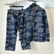 1V/路易 SS25 云朵提花牛仔套装夹克外套本款工装束腰为轻盈水洗丹宁布融入优雅弧形衣领,以拼缝效果 1V/路易 SS25 云朵提花牛仔套装夹克外套本款工装束腰为轻盈水洗丹宁布融入优雅弧形衣领,以拼缝效果