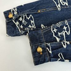 1V/路易 SS25 云朵提花牛仔套装夹克外套本款工装束腰为轻盈水洗丹宁布融入优雅弧形衣领,以拼缝效果 1V/路易 SS25 云朵提花牛仔套装夹克外套本款工装束腰为轻盈水洗丹宁布融入优雅弧形衣领,以拼缝效果