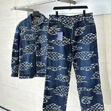 1V/路易 SS25 云朵提花牛仔套装长裤本款工装束腰为轻盈水洗丹宁布融入优雅弧形衣领,以拼缝效果 Mo 1V/路易 SS25 云朵提花牛仔套装长裤本款工装束腰为轻盈水洗丹宁布融入优雅弧形衣领,以拼缝效果 Mo