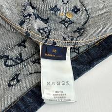 1V/路易 SS25 云朵提花牛仔套装夹克外套本款工装束腰为轻盈水洗丹宁布融入优雅弧形衣领,以拼缝效果 1V/路易 SS25 云朵提花牛仔套装夹克外套本款工装束腰为轻盈水洗丹宁布融入优雅弧形衣领,以拼缝效果