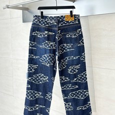 1V/路易 SS25 云朵提花牛仔套装长裤本款工装束腰为轻盈水洗丹宁布融入优雅弧形衣领,以拼缝效果 Mo 1V/路易 SS25 云朵提花牛仔套装长裤本款工装束腰为轻盈水洗丹宁布融入优雅弧形衣领,以拼缝效果 Mo