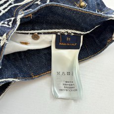1V/路易 SS25 云朵提花牛仔套装长裤本款工装束腰为轻盈水洗丹宁布融入优雅弧形衣领,以拼缝效果 Mo 1V/路易 SS25 云朵提花牛仔套装长裤本款工装束腰为轻盈水洗丹宁布融入优雅弧形衣领,以拼缝效果 Mo