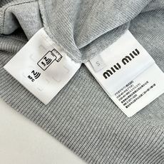 Miu Mi*/缪缪 25FW 灰色圆领针织毛衣采用对版一致混纺面料,其面料的成分比例、纱线支数、手感、 Miu Mi*/缪缪 25FW 灰色圆领针织毛衣采用对版一致混纺面料,其面料的成分比例、纱线支数、手感、