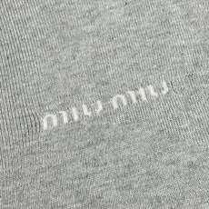 Miu Mi*/缪缪 25FW 灰色圆领针织毛衣采用对版一致混纺面料,其面料的成分比例、纱线支数、手感、 Miu Mi*/缪缪 25FW 灰色圆领针织毛衣采用对版一致混纺面料,其面料的成分比例、纱线支数、手感、
