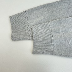 Miu Mi*/缪缪 25FW 灰色圆领针织毛衣采用对版一致混纺面料,其面料的成分比例、纱线支数、手感、 Miu Mi*/缪缪 25FW 灰色圆领针织毛衣采用对版一致混纺面料,其面料的成分比例、纱线支数、手感、