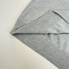 Miu Mi*/缪缪 25FW 灰色圆领针织毛衣采用对版一致混纺面料,其面料的成分比例、纱线支数、手感、 Miu Mi*/缪缪 25FW 灰色圆领针织毛衣采用对版一致混纺面料,其面料的成分比例、纱线支数、手感、