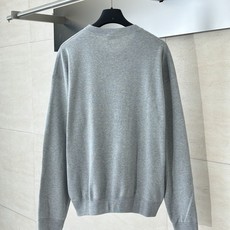 Miu Mi*/缪缪 25FW 灰色圆领针织毛衣采用对版一致混纺面料,其面料的成分比例、纱线支数、手感、 Miu Mi*/缪缪 25FW 灰色圆领针织毛衣采用对版一致混纺面料,其面料的成分比例、纱线支数、手感、