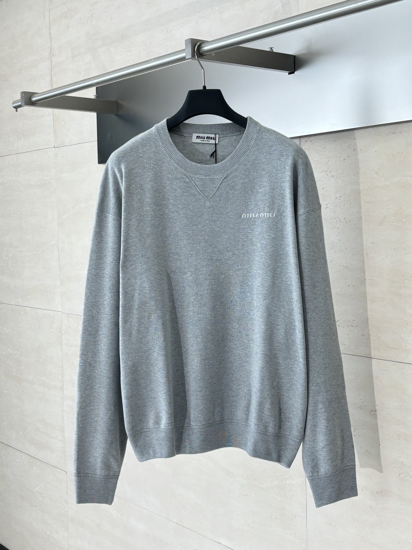 Miu Mi*/缪缪 25FW 灰色圆领针织毛衣采用对版一致混纺面料，其面料的成分比例、纱线支数、手感、